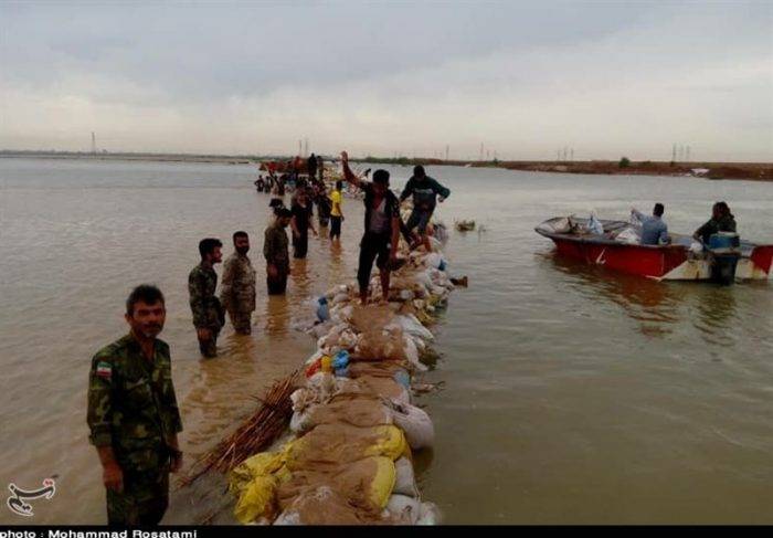 اعزام گروه جهادی شهرستان مسجدسلیمان به اهواز جهت ساخت سیل‌بند در عین ۲