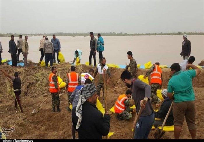 اهواز| ۴۰۰ بسیجی حوزه مقاومت شهید تندگویان به کمک سیل‌زدگان شتافتند + تصویر