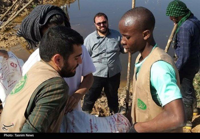 حضور طلاب آفریقایی برای کمک‌‌رسانی به مردم ‌مناطق سیل‌زده خوزستان‌+ تصاویر‌