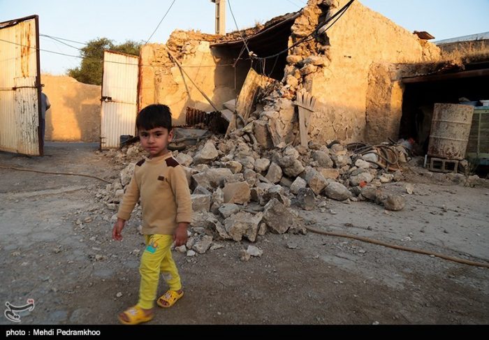 زلزله‌زدگان مسجدسلیمان در بوستان‌ها و کمپ‌های اضطراری با کمترین امکانات در حال زندگی هستند