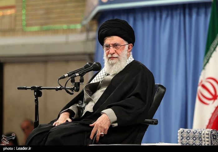 امام خامنه‌ای:‌ ملت ایران در مقابل تبلیغات دشمن برای القاء تسلیم در برابر آمریکا ایستاده است/تاب‌آوری ملت ایران برای ناظران جهانی حیرت‌انگیز است