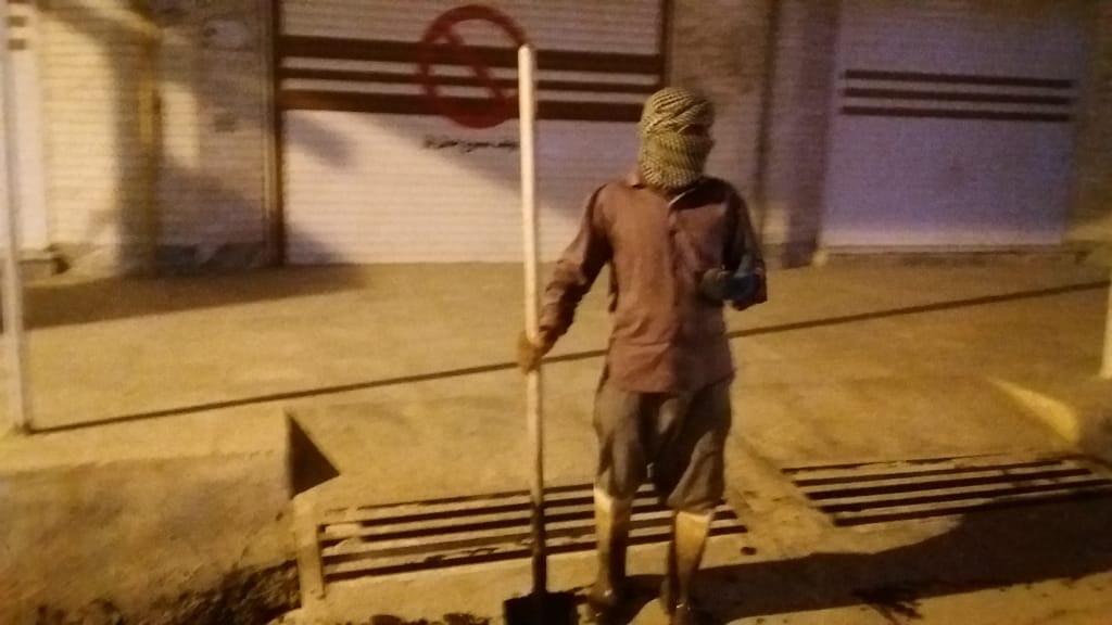 مردان زحمت کش شب زنده دار شهرداری هندیجان در حال نظافت فاظلابهای روباز به شهروندان خدمت رسانی می کنند
