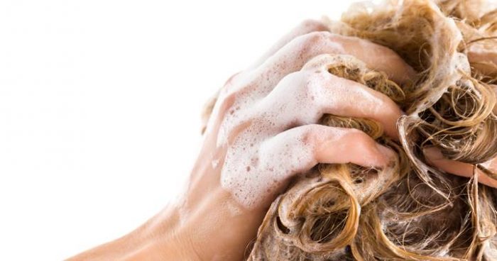 اشتباهاتی که در شستن موهایتان مرتکب می‌شوید
