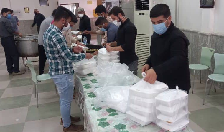 توزیع دو هزار پُرس غذای نذری بین نیازمندان در مسجدسلیمان