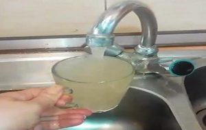 وضعیت اسفناک آب لوله کشی شهرستان هندیجان / خسارت میلیونی و خراب شدن دستگاه‌های تصفیه آب خانگی / شهروندان و قبض های چندصدهزار تومانی