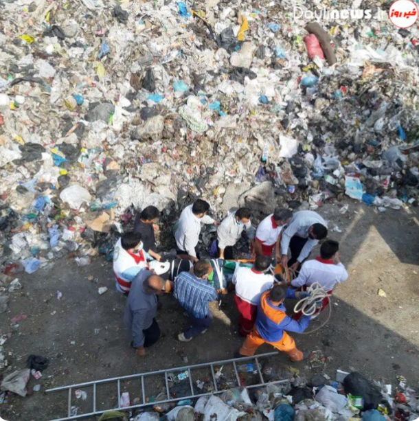 حوادث | سقوط خودروی حمل زباله شهرداری مسجدسلیمان در گود زباله+تصاویر