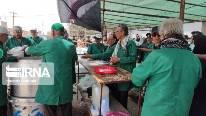 مواکب حسینی خوزستان در مسیر بازگشت زائران اربعین مستقر هستند