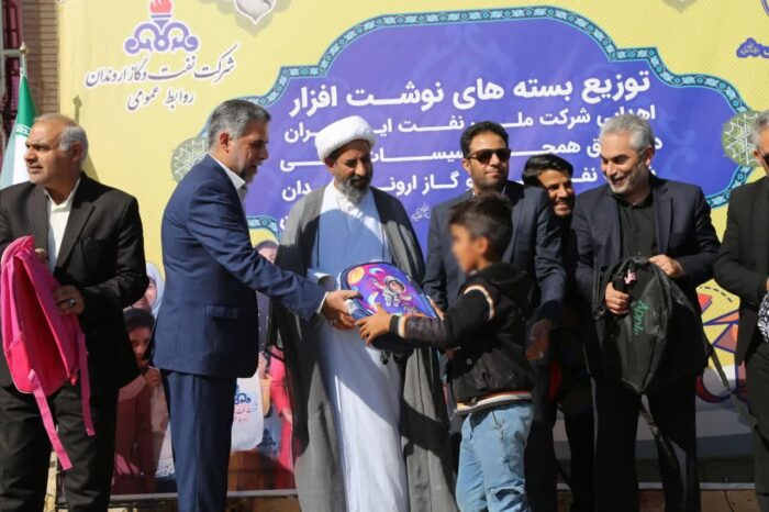 اهدای ۱۰ هزار بسته تحصیلی به دانش آموزان مناطق محروم خوزستان