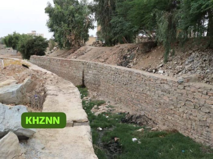 عملیات احداث دیوار حایل کانال آبهای سطحی منطقه مال شنبه مسجدسلیمان ادامه‌ دارد + تصاویر