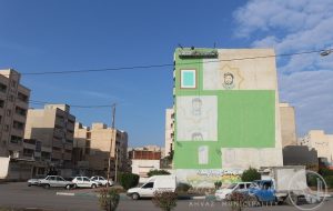 اجرای نقاشی دیواری چهره مبارک شهدای مدافع حرم در محله سپیدار اهواز