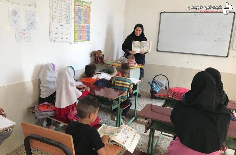 معلمی در روستای خنزیری شهرستان کارون به شیوه مادرانه معلمی در روستای خنزیری شهرستان کارون به شیوه مادرانه