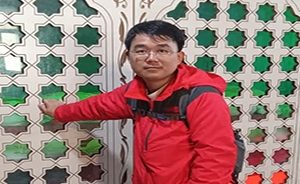 ادای احترام گردشگر چینی به شهدای گمنام اهواز ادای احترام گردشگر چینی به شهدای گمنام اهواز