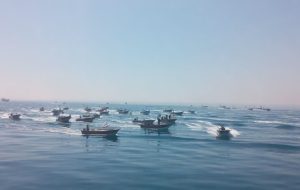رژه شناورهای مردمی بسیج دریایی منطقه سوم ندسا در حمایت از مردم مظلوم فلسطین در آبهای بحرکان خلیج فارس + تصاویر