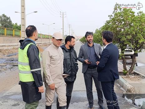 حضور جهادی مدیر منطقه ۸ در بلوار سردار هاشمی پس از بارندگی حضور جهادی مدیر منطقه ۸ در بلوار سردار هاشمی پس از بارندگی