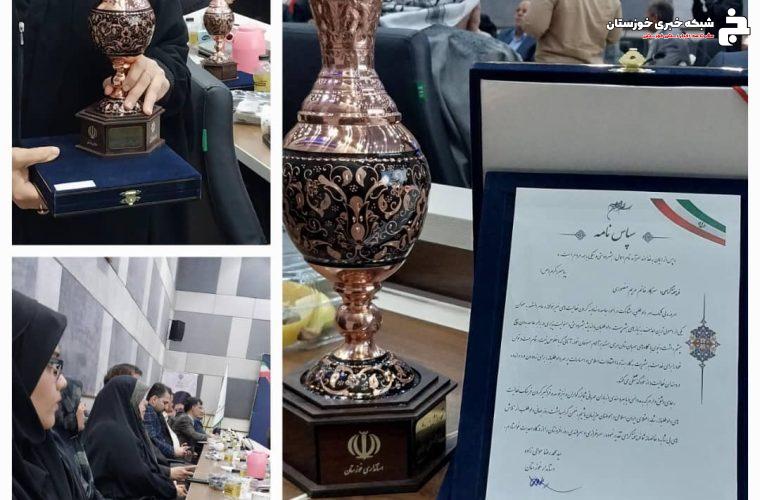 استاندار خوزستان با اهدای سپاسنامه از بانوی دشت آزادگانی تقدیر کرد استاندار خوزستان با اهدای سپاسنامه از بانوی دشت آزادگانی تقدیر کرد