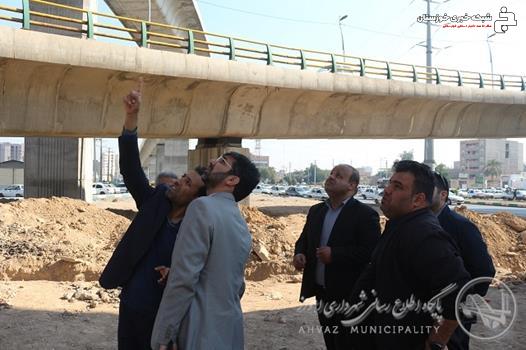 بازدید معاون محیط زیست و خدمات شهری شهرداری اهواز از پروژه بزرگ نور پردازی پل شهید مدافع حرم هادی کجباف بازدید معاون محیط زیست و خدمات شهری شهرداری اهواز از پروژه بزرگ نور پردازی پل شهید مدافع حرم هادی کجباف