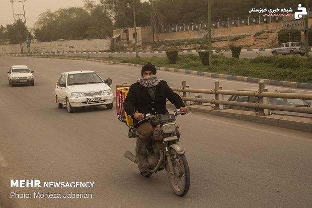 گردوغبار عراقی دید در آبادان را به ۵۰ متر کاهش داد گردوغبار عراقی دید در آبادان را به ۵۰ متر کاهش داد