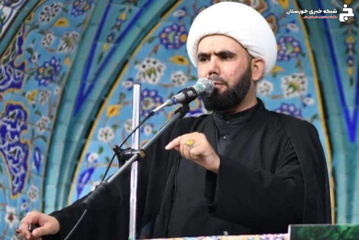 هیچ مسأله ای امام خمینی را از عبادت و یاد خدا غافل نمیکرد هیچ مسأله ای امام خمینی را از عبادت و یاد خدا غافل نمیکرد