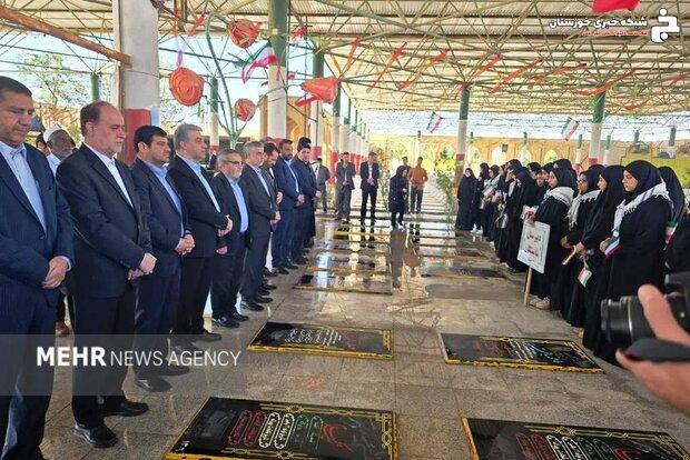 تجدید میثاق نایب رئیس مجلس با شهدای آبادان تجدید میثاق نایب رئیس مجلس با شهدای آبادان