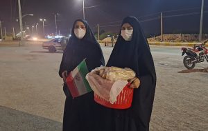 همسفره با خادمان امنیت / وقتی بانوان بسیجی مهماندار افطار رزمندگان ایستگاه بازرسی شدند