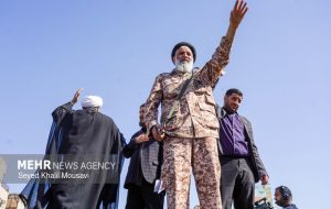 حضور نماینده ولی فقیه در خوزستان با لباس نظامی در تشییع شهدا