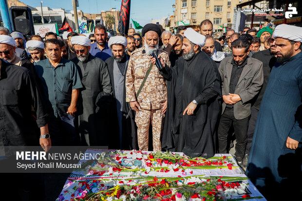 حضور نماینده ولی فقیه در خوزستان با لباس نظامی در تشییع شهدا