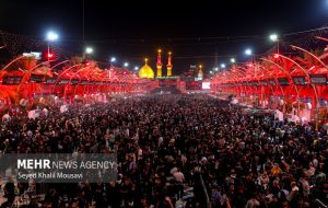 یزله جوانان عراقی برای رهبر شهید در بین‌الحرمین