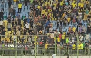 اعتراض هواداران نفت آبادان به شکست سنگین تیمشان اعتراض هواداران نفت آبادان به شکست سنگین تیمشان